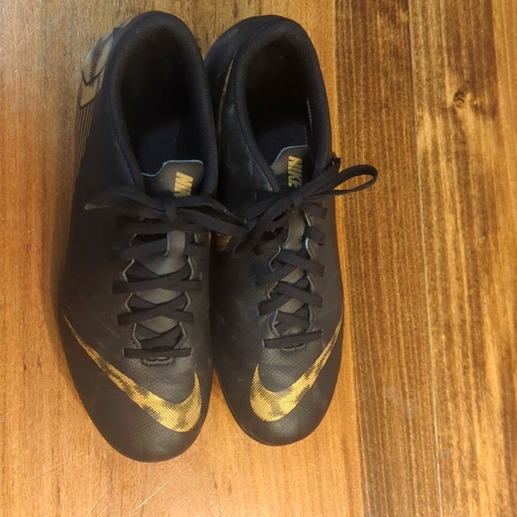 Women's Soccer cleats! - Picture 2 of 4